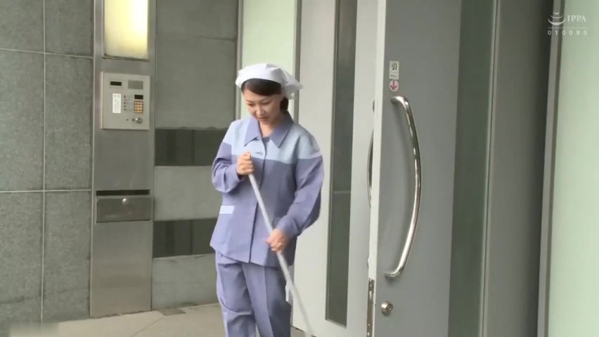 ～在工作处啃食的女人_(5)